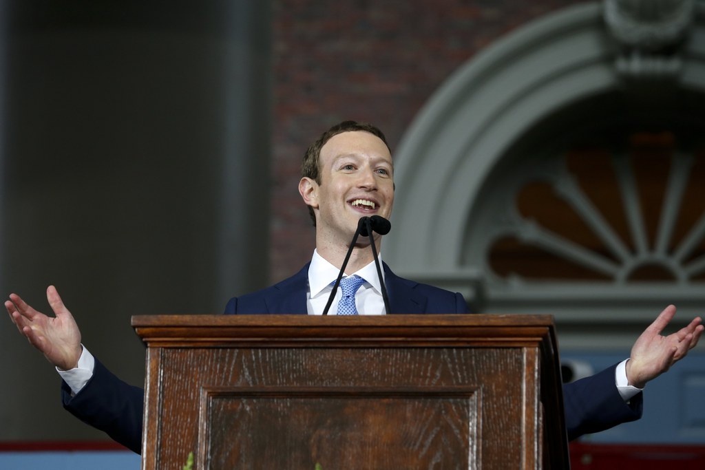 En recevant son diplôme, Mark Zuckerberg a prononcé un discours qui appelle les étudiants à saisir les opportunités qui se présentent à eux.