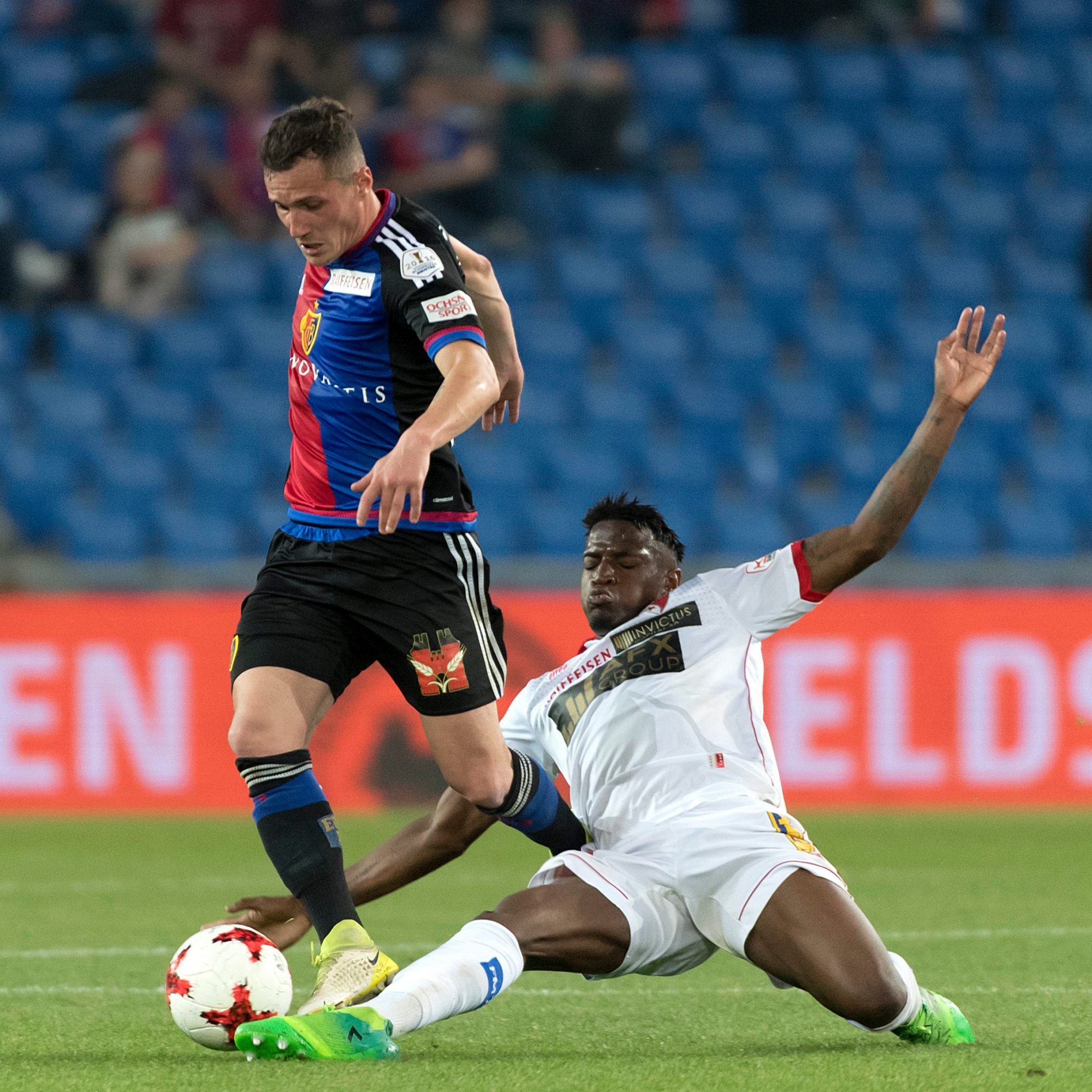 Der Basler Taulant Xhaka, links, im Kampf um den Ball gegen den Sittener Joaquim Adao, rechts, im Fussball Meisterschaftsspiel der Super League zwischen dem FC Basel 1893 und dem FC Sion im Stadion St. Jakob-Park in Basel, am Donnerstag, 18. Mai 2017. (KEYSTONE/Georgios Kefalas) SCHWEIZ FUSSBALL BASEL SION