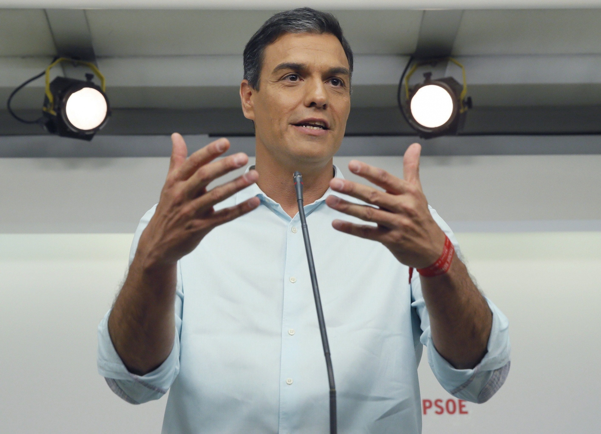 epa05966264 Candidate for the socialist party PSOE primary elections Pedro Sanchez gives s press conference before take part into the debate with the others candidate at the party's headquarters in Madrid, Spain, on 15 May 2017. PSOE members will vote for their new general secretary on 21 May 2017.  EPA/MARISCAL SPAIN PARTIES