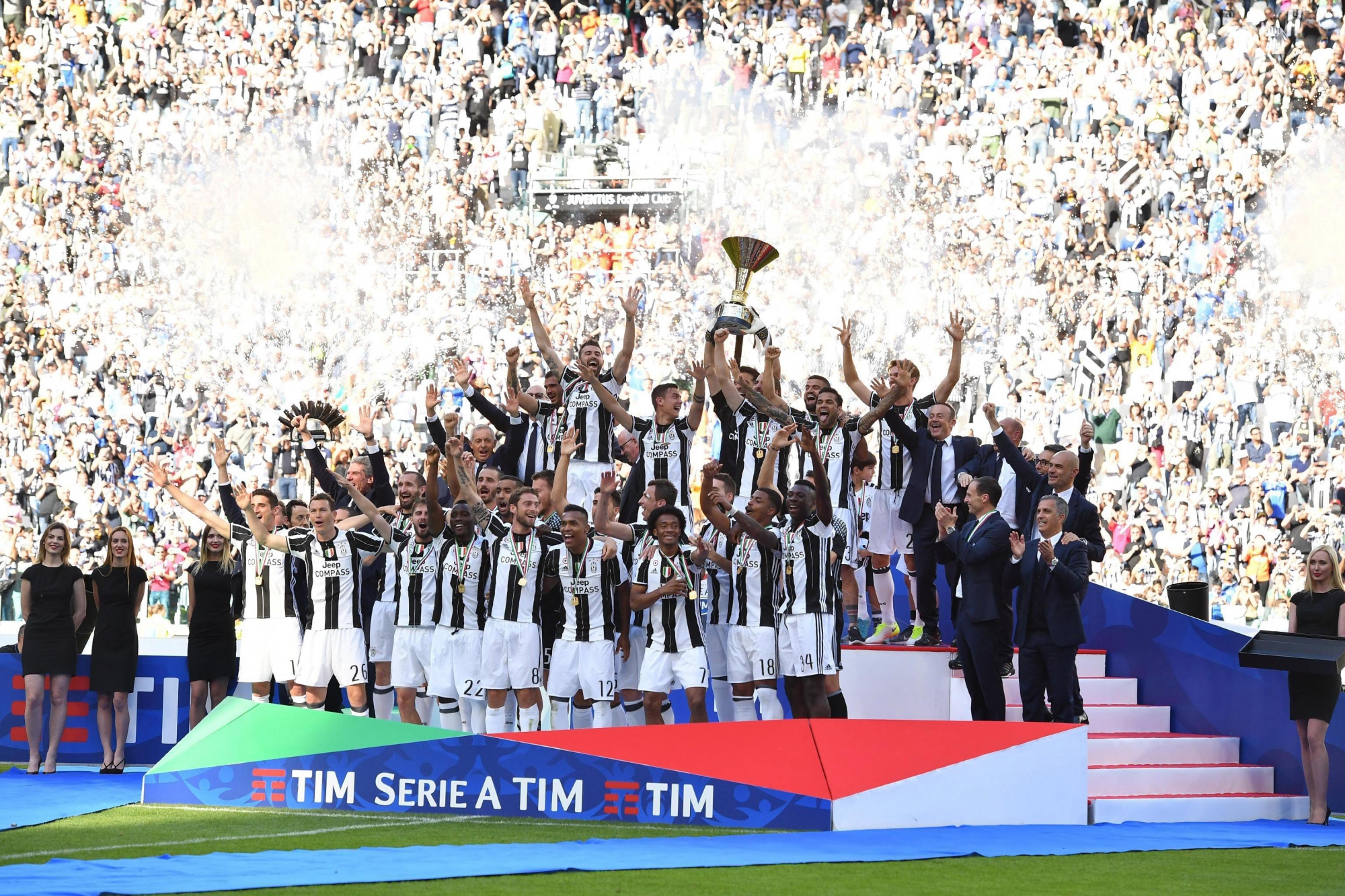 epa05979266 Juventus' players and coach Massimiliano Allegri (2R / down) celebrate the 2016-2017 Italian Serie A Championship (Italian "Scudetto") at the end of the Italian Serie A soccer match Juventus FC vs FC Crotone at the Juventus Stadium in Turin, Italy, 21 May 2017.  EPA/ALESSANDRO DI MARCO ITALY SOCCER SERIE A
