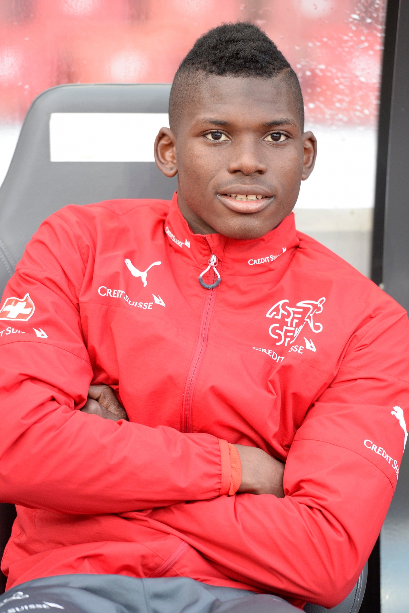 Switzerland's Breel Embolo on the substitution bench prior to the international friendly soccer match between Switzerland and the USA at the Letzigrund stadium in Zurich, Switzerland, on Tuesday, March 31, 2015. (KEYSTONE/Georgios Kefalas)  SWITZERLAND SOCCER SWITZERLAND USA