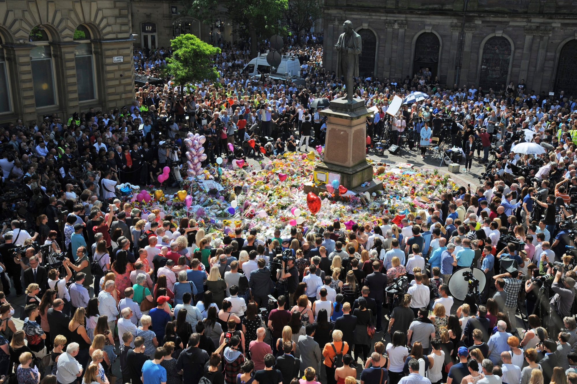 People attend a one minute silence to the victims of Monday's explosion at St Ann's Square in Manchester, England Thursday May 25 2017.  More than 20 people were killed in an explosion following a Ariana Grande concert at the Manchester Arena late Monday evening . (AP Photo/Rui Vieira) Britain Concert Blast