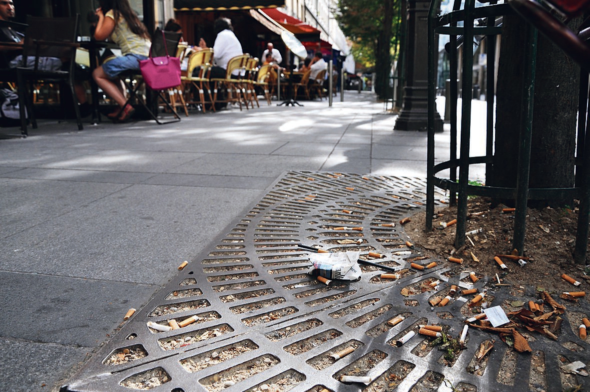 En 2012 la Ville de Paris part en guerre contre les milliers de cigarettes jetées chaque jour sur les trottoirs avec l'installation de 10 000 éteignoirs et la verbalisation des fumeurs indélicats.
 101978