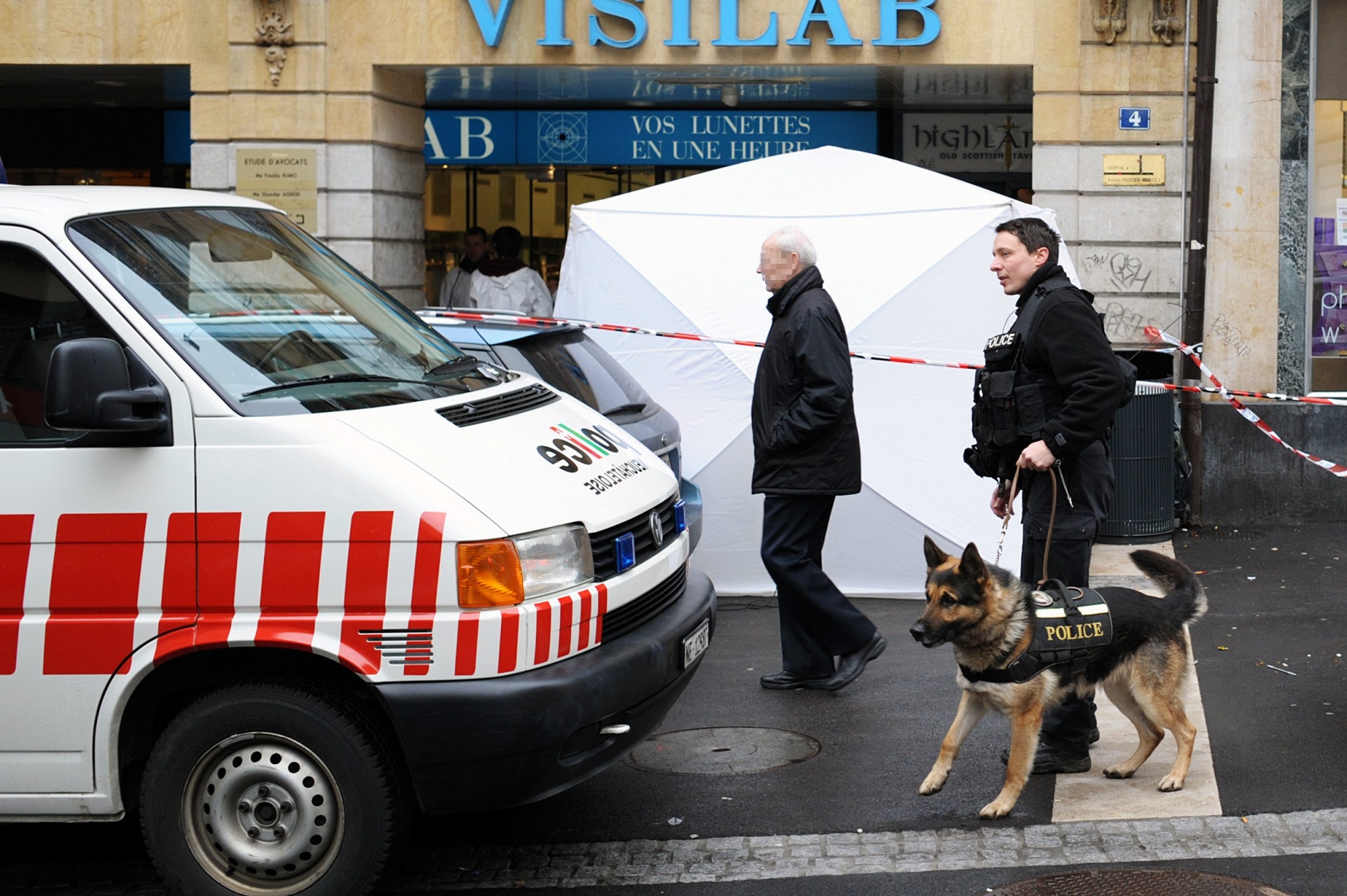 La police neuchateloise a ferme le perimetre autour de líentree de la discotheque le Highlander, un Serbe de 32 ans a ete tue cette nuit vers deux heures du matin devant la boite de nuit

NEUCHATEL 25 02 2011
PHOTO: CHRISTIAN GALLEY DISCOTHEQUE LE HIGHLANDER