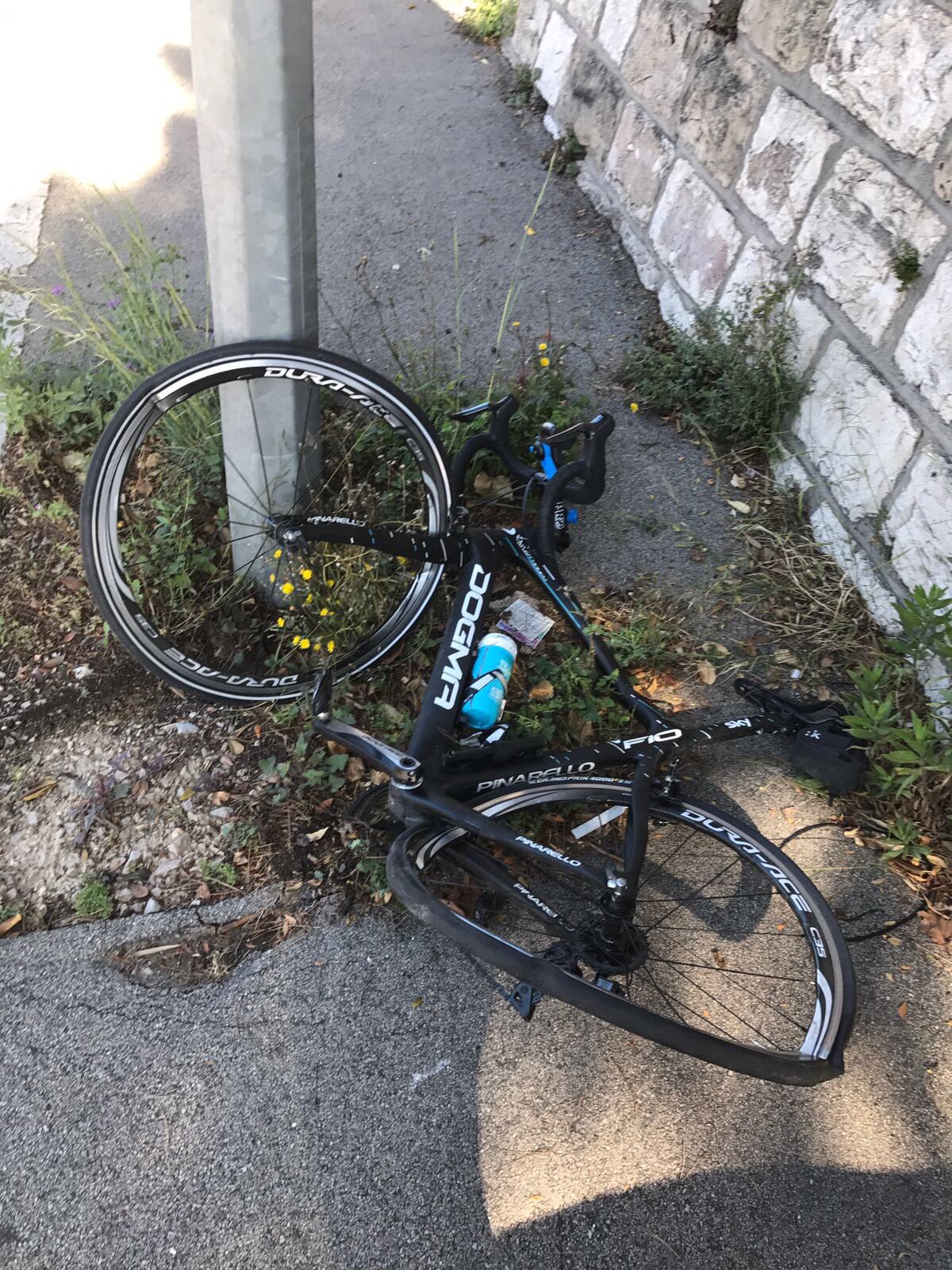 Le vélo de Froome après le choc.