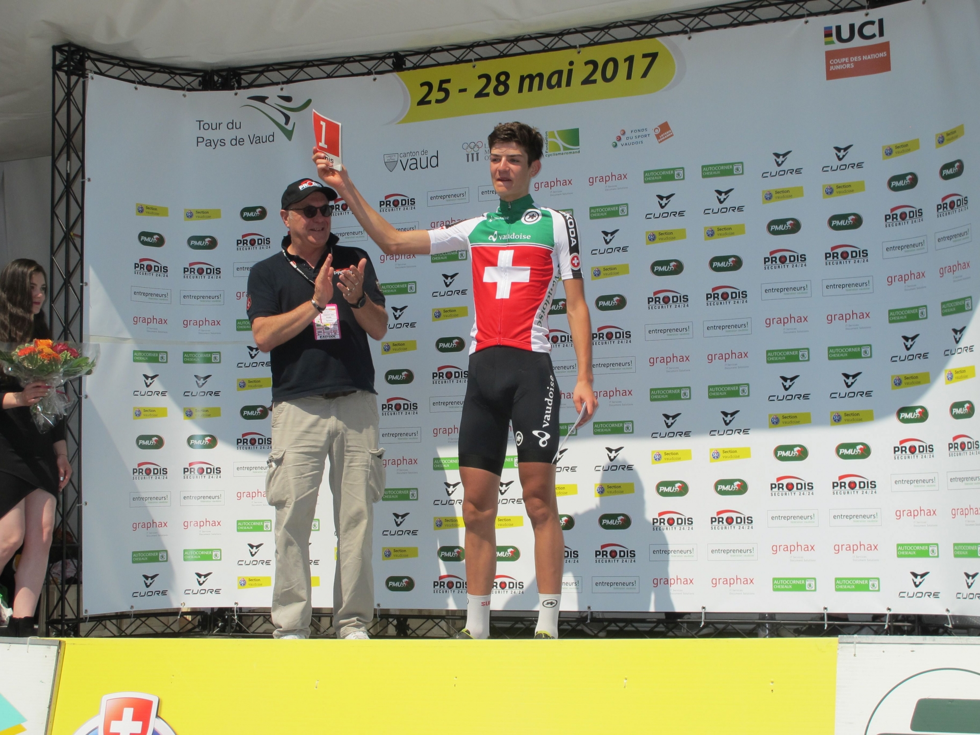 Alexandre Balmer sur le podium du Tour du Pays de Vaud avec son prix du meilleur grimpeur de la dernière étape.