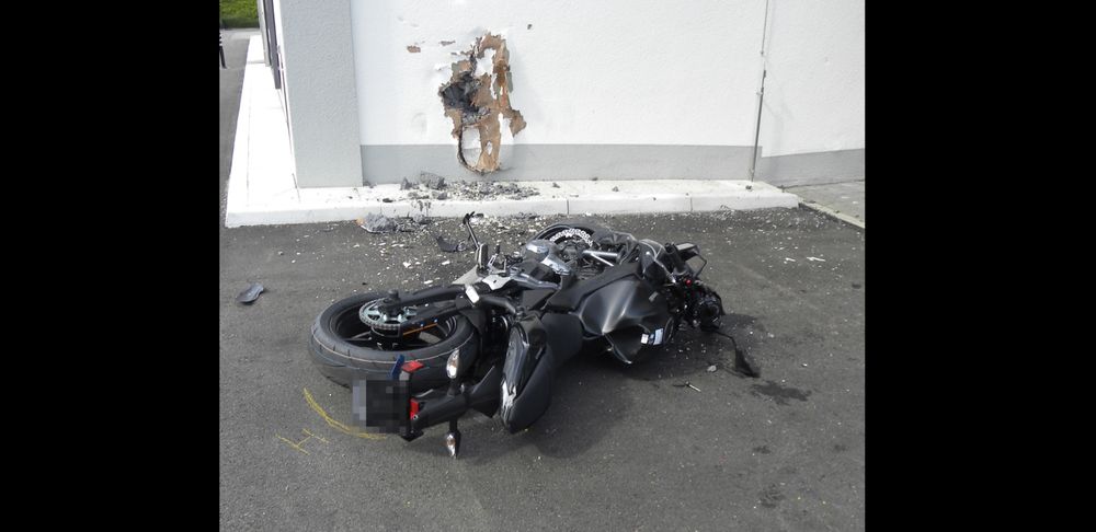 Sérieusement blessé, le motard a été conduit à l'hôpital.