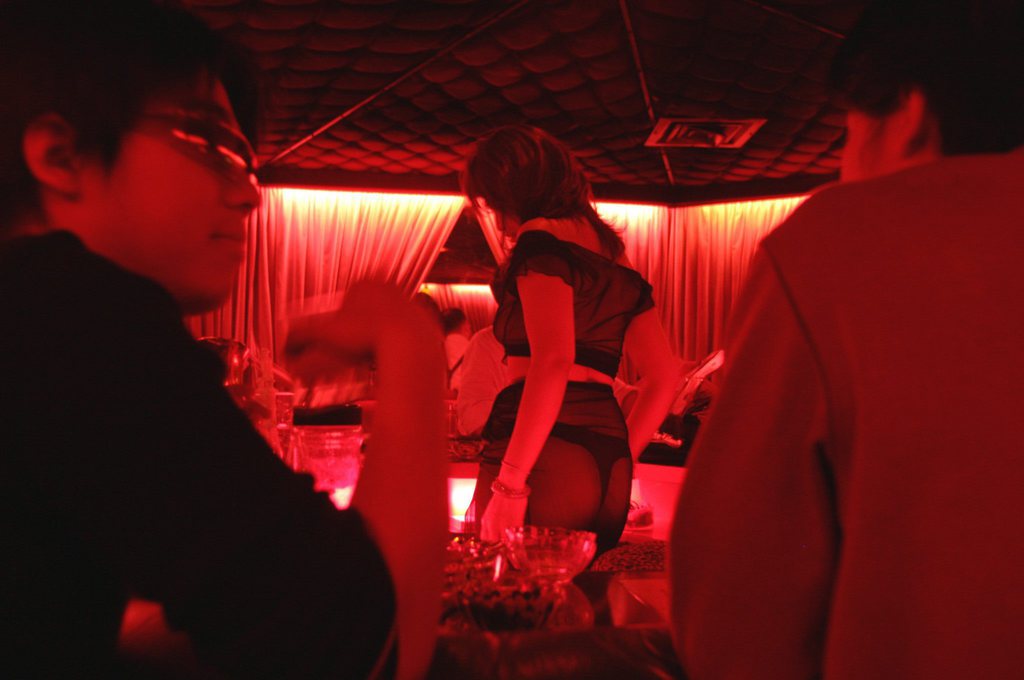Les salons de prostitution sont nombreux à Hong-Kong et tous en main de la mafia locale.