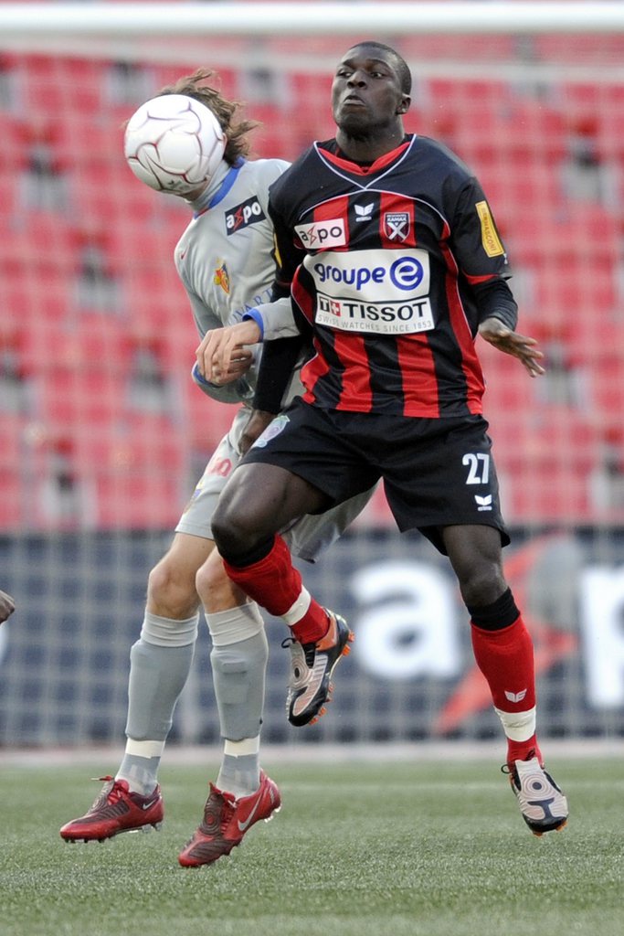 Matar Coly s'est sûrement remémoré quelques souvenirs en revenant à la Maladière avec le FC Bienne, comme ce duel avec Abraham (Bâle) en novembre 2008.