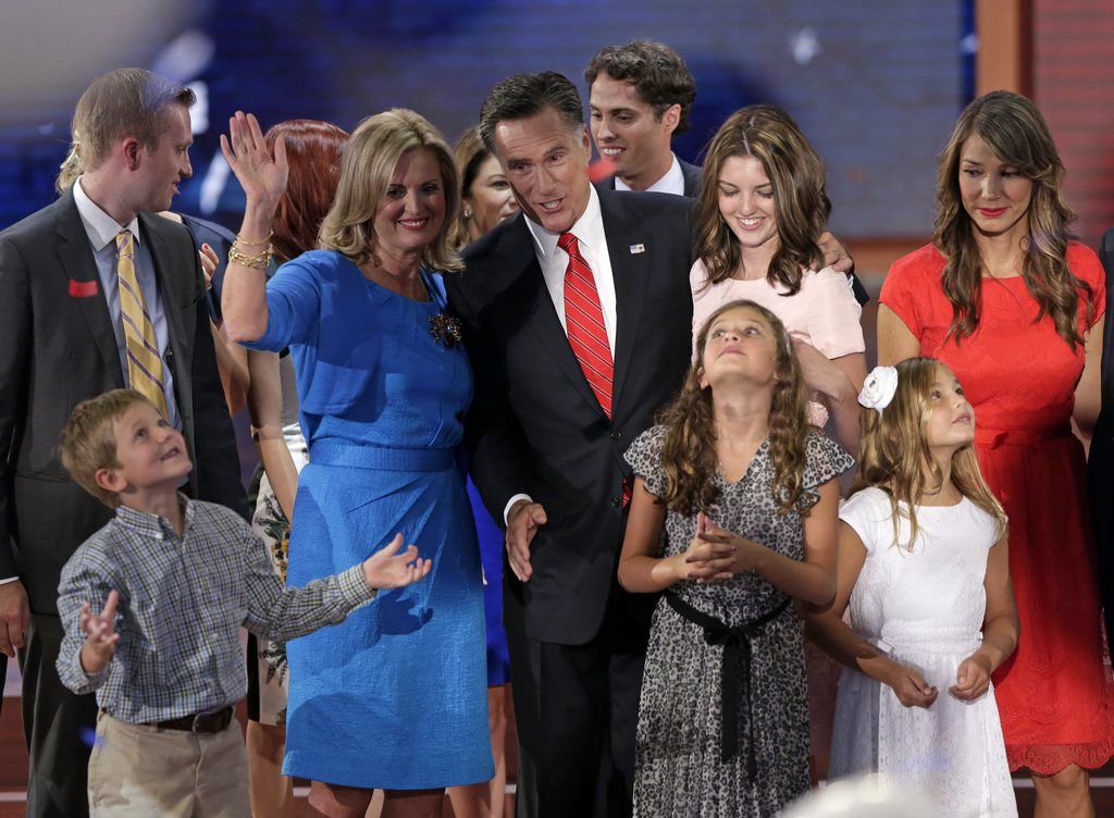 Mitt Romney sa famille et la famille de son colistier Paul Ryan regardent les ballons tomber à la cérémonie d'investiture républicaine.