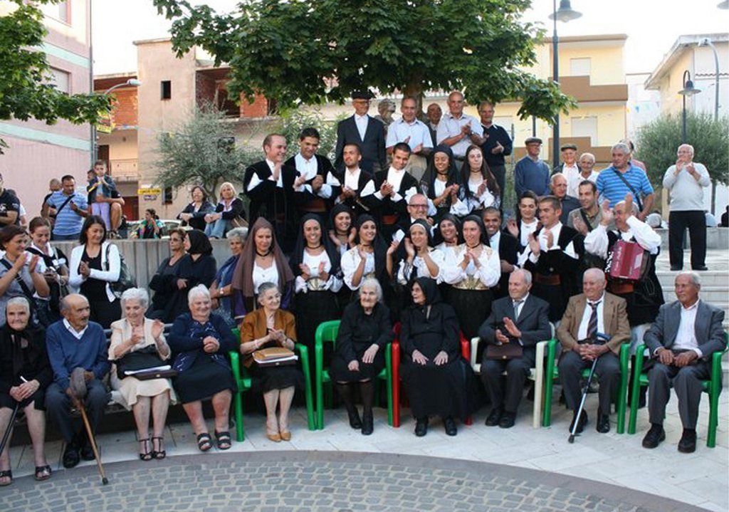 La famille Melis vit à Perdasdefogu, au centre-est de l'île de Sardaigne. Au premier rang, de droite à gauche: Vitalio (86); Antonino (93); Adolfo (89); Consolata (105); Claudina (99); Mafalda (78); Concetta (91); Vitalia (80); Maria (97). 