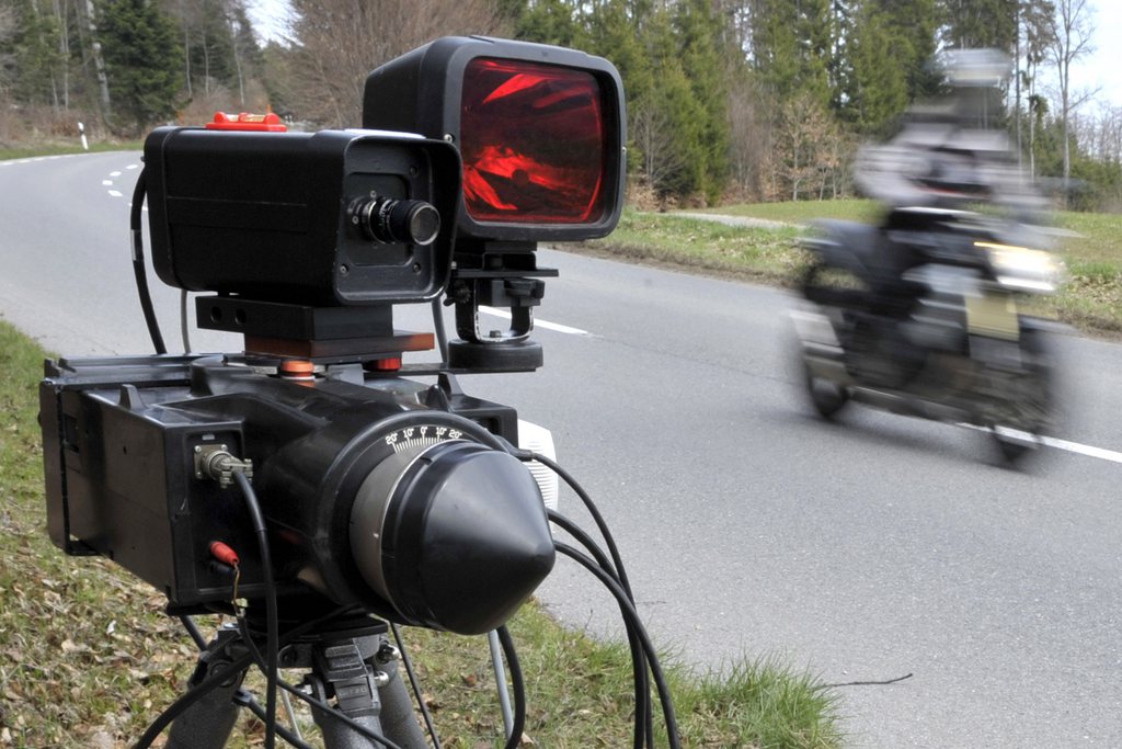 Un motocycliste italien a été "pincé" jeudi au pied du col du Julier (GR) à une vitesse dépassant presque trois fois la limite autorisée.