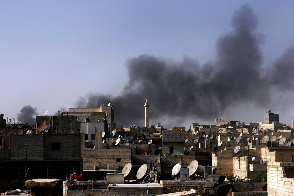 L'armée syrienne et les rebelles s'affrontaient vendredi près du principal aéroport militaire à Damas, a affirmé l'Observatoire syrien des droits de l'homme (OSDH). Des quartiers d'Alep, deuxième ville de Syrie, étaient bombardés.