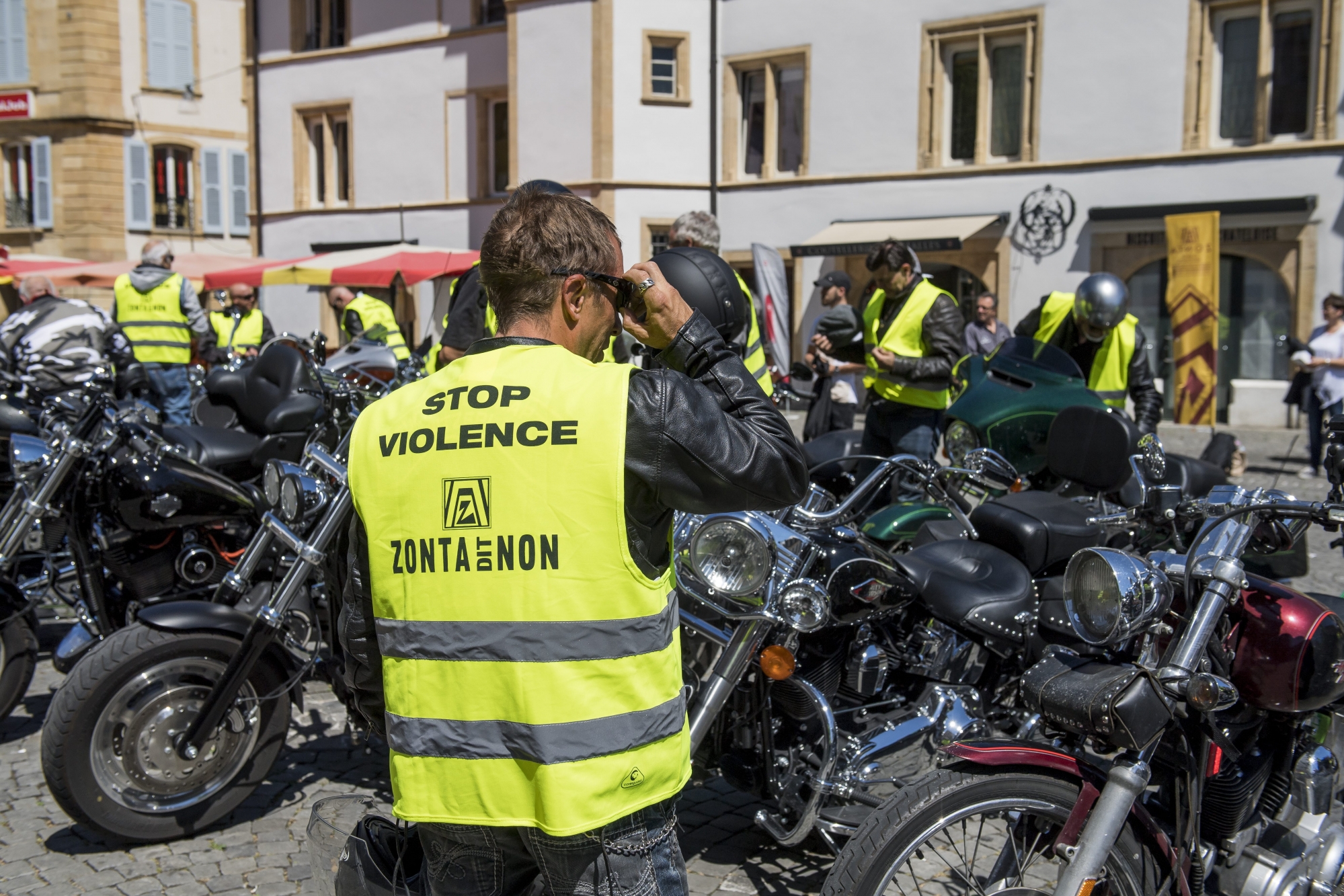 Les bikers ont porté le message contre la violence faite aux femmes jusqu'à la place des Halles, à Neuchâtel.