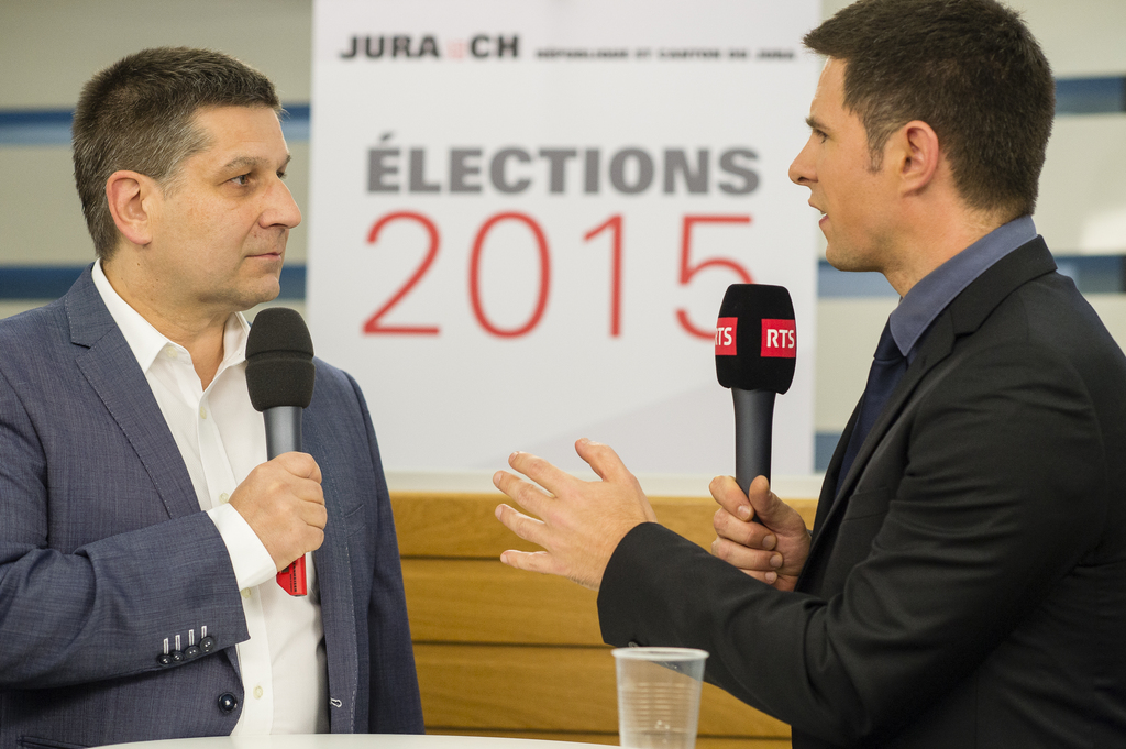 Julien Hostettler, à droite, interviewant Pierre Kohler, alors candidat du parti PDC pour le Conseil des Etat en octobre 2015.