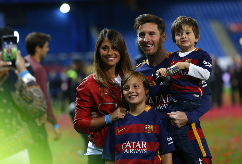 Lionel Messi, sa future femme Antonella Roccuzzo et leurs deux fils, Thiago et Mateo.