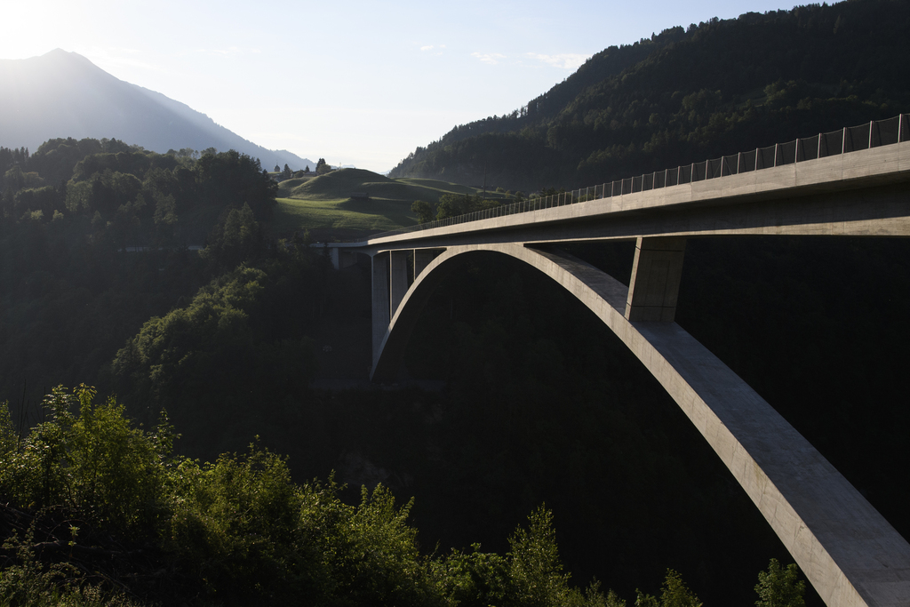 L'ouvrage mesure 475 m de long avec une portée de 260 m, ce qui en fait aussi l'un des ponts en arc les plus grands d'Europe. 