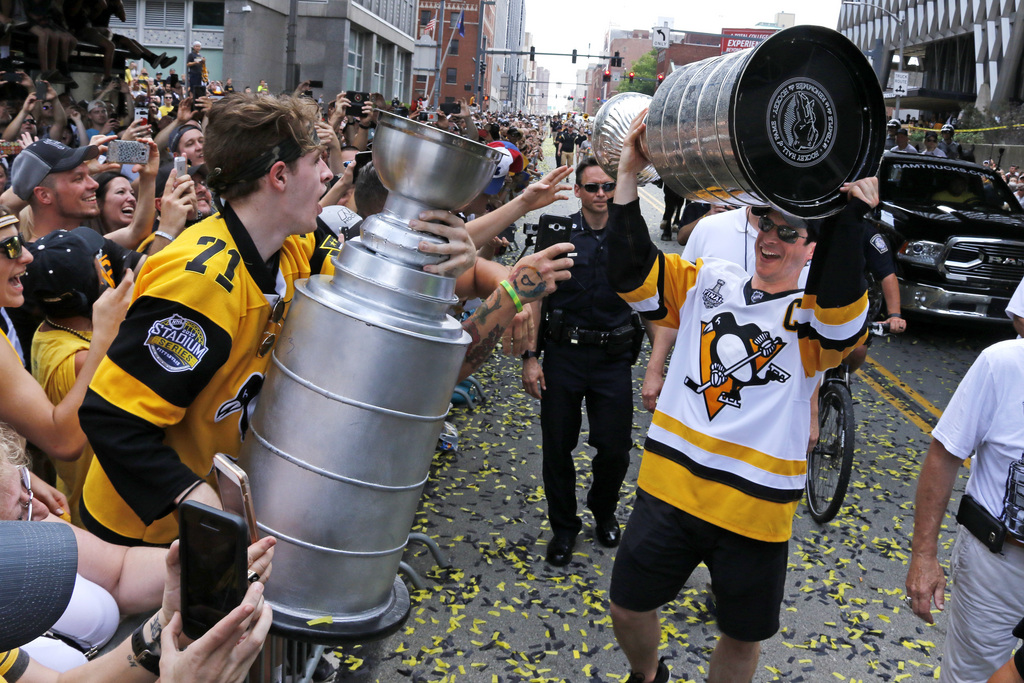 Bain de foule pour les Penguins dans les rues de Pittsburgh.