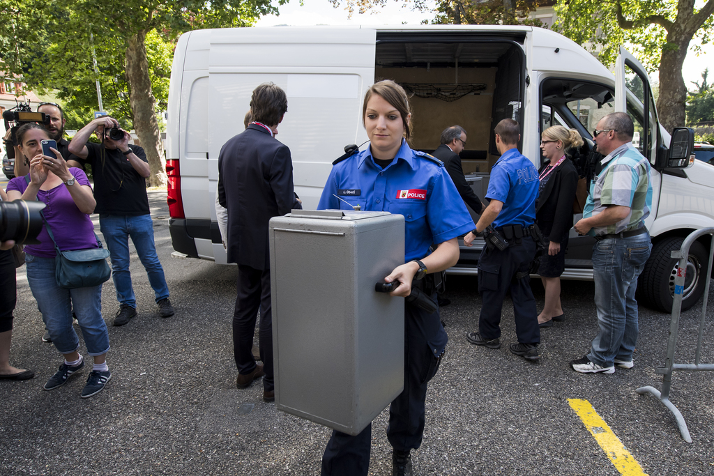 Les urnes scellées ont été acheminées depuis l'Office fédéral de la justice (OFJ) à Berne sous escorte policière.