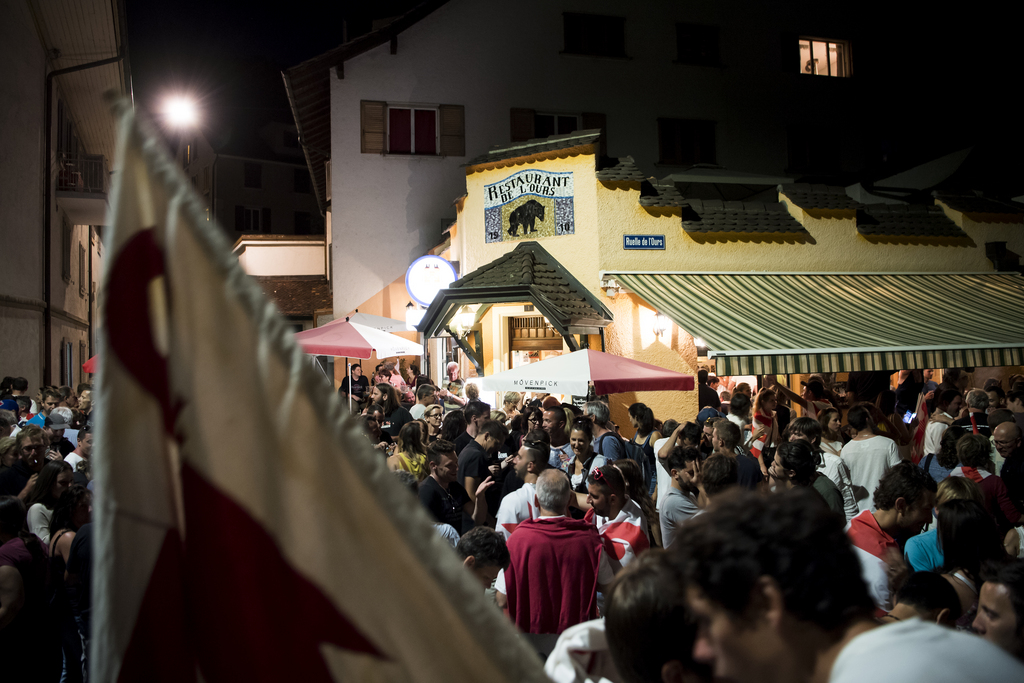 Les militants pro-jurassiens fêtent la victoire du "Oui" pendant la nuit devant le Restaurant de l'Ours, à Moutier.
