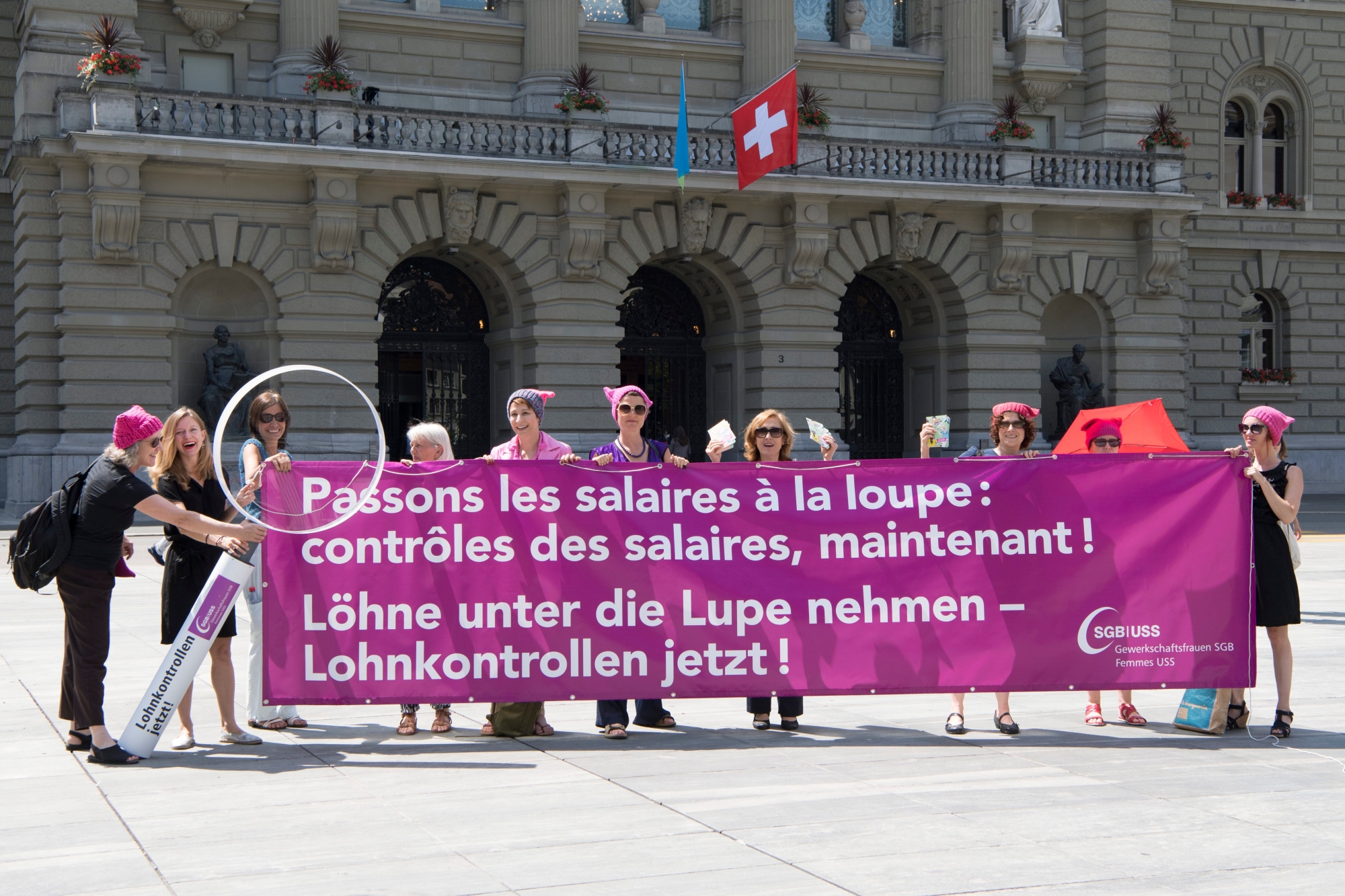 Frauen protestieren wahrend eine Aktion SGB Frauen zur Gleichstellung, am Mittwoch, 14. Juni 2017 vor dem Bundeshaus, in Bern. (KEYSTONE/Anthony Anex) SCHWEIZ AKTION SGB FRAUEN