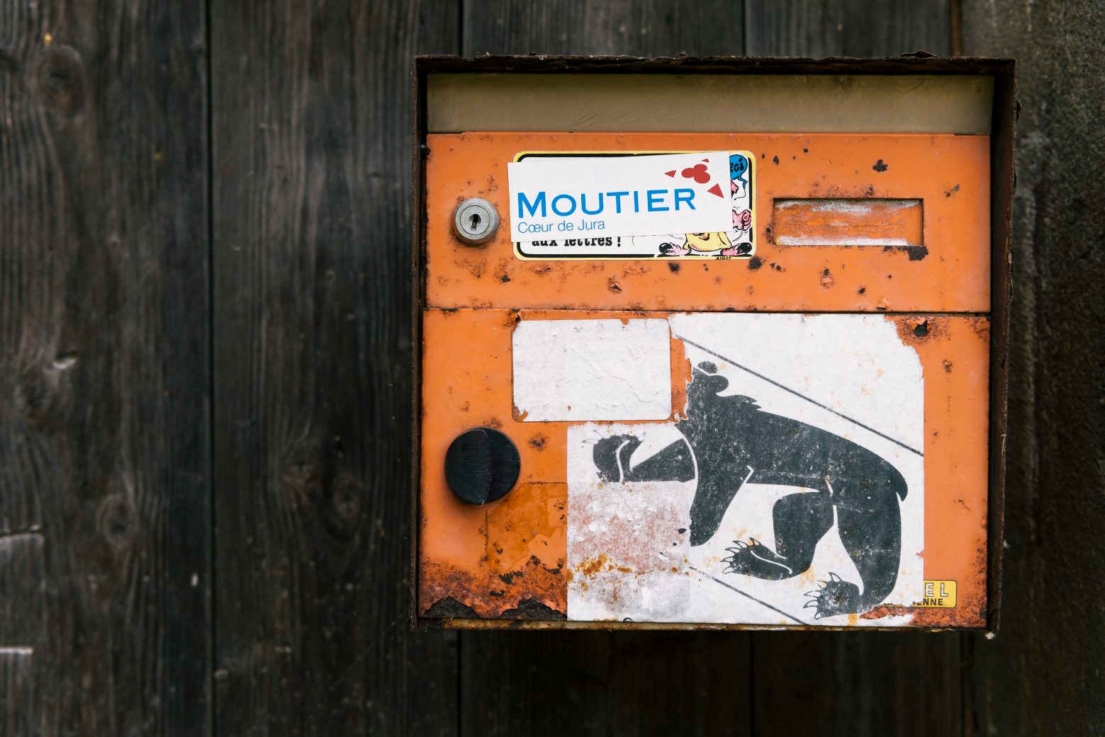 ZUR ABSTIMMUNG UEBER EINEN MOEGLICHEN KANTONSWECHSEL DER GEMEINDE MOUTIER AM 18. JUNI 2017 STELLEN WIR IHNEN FOLGENDES BILDMATERIAL ZUR VERFUEGUNG ñ  Ein Briefkasten mit einem Bererner Wappen und einem Moutier Aufkleber am 13. Juni 2017 in Roches. Am 18. Juni wird in Moutier darueber abgestimmt, ob die Gemeinde beim Kanton Bern bleiben oder zum Jura wechseln moechte. (KEYSTONE/CHRISTIAN BEUTLER) SCHWEIZ ABSTIMMUNG MOUTIER KANTONSZUGEHOERIGKEIT