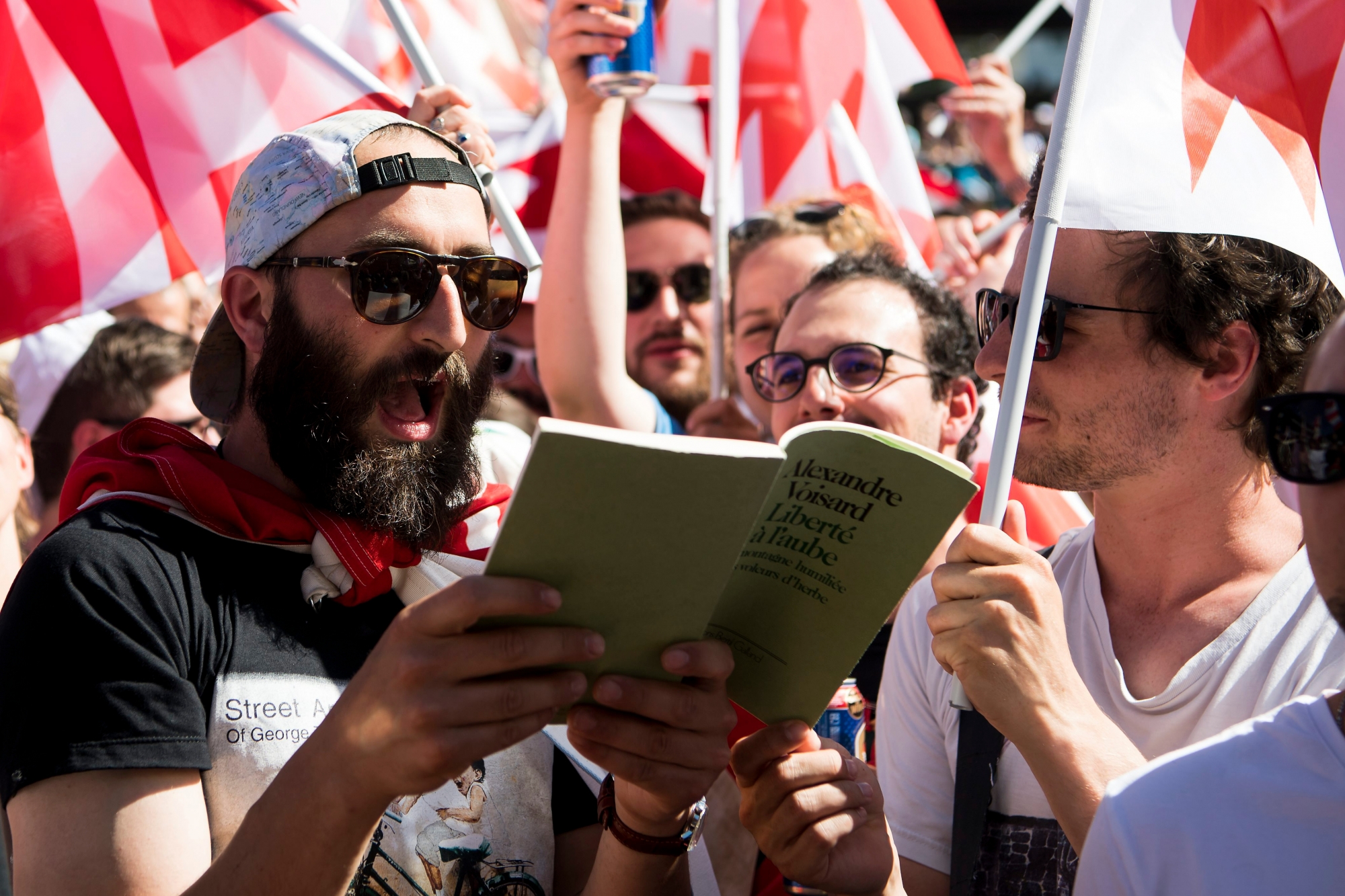 Les militants pro-jurassiens fete la victoire du "Oui" sur la place de la gare ce dimanche 18 juin 2017 a Moutier. Le 18 juin, les citoyens de Moutier doivent choisir entre le maintien dans le Canton de Berne et un rattachement au canton du Jura. Ce scrutin historique, qui s'annonce serre, est cense regler l'appartenance cantonale de la ville. (KEYSTONE/Jean-Christophe Bott) SCHWEIZ ABSTIMMUNG MOUTIER KANTONSZUGEHOERIGKEIT