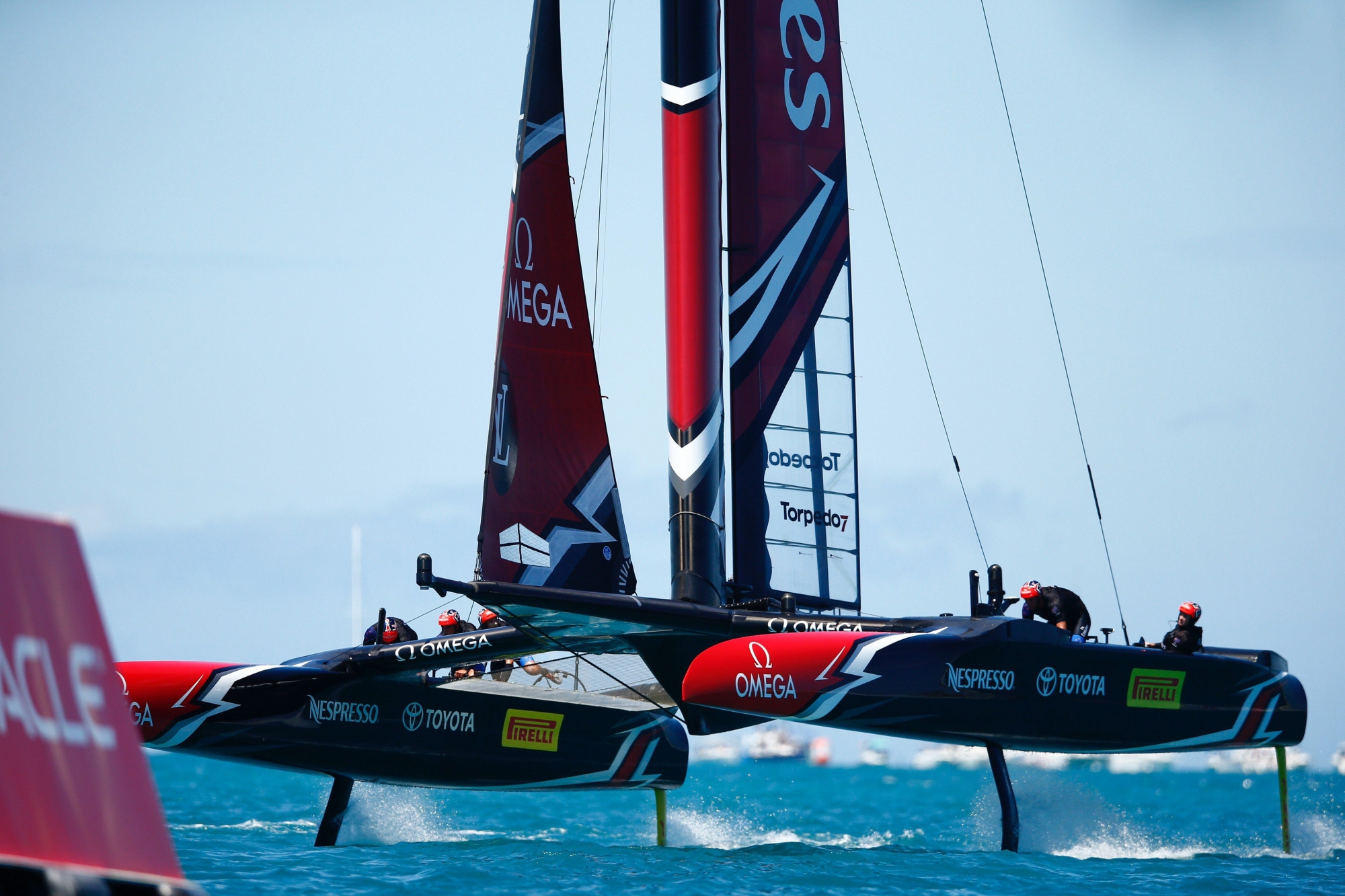 epa06050348 Emirates Team New Zealand rounds the mark at the windward gate during the eighth race of the America's Cup in the Great Sound, Bermuda, 25 June 2017. Emirates Team New Zealand is challenging the defender, Oracle Team USA, to take home the 35th America's Cup.  EPA/CJ GUNTHER BERMUDA SAILING AMERICA'S CUP