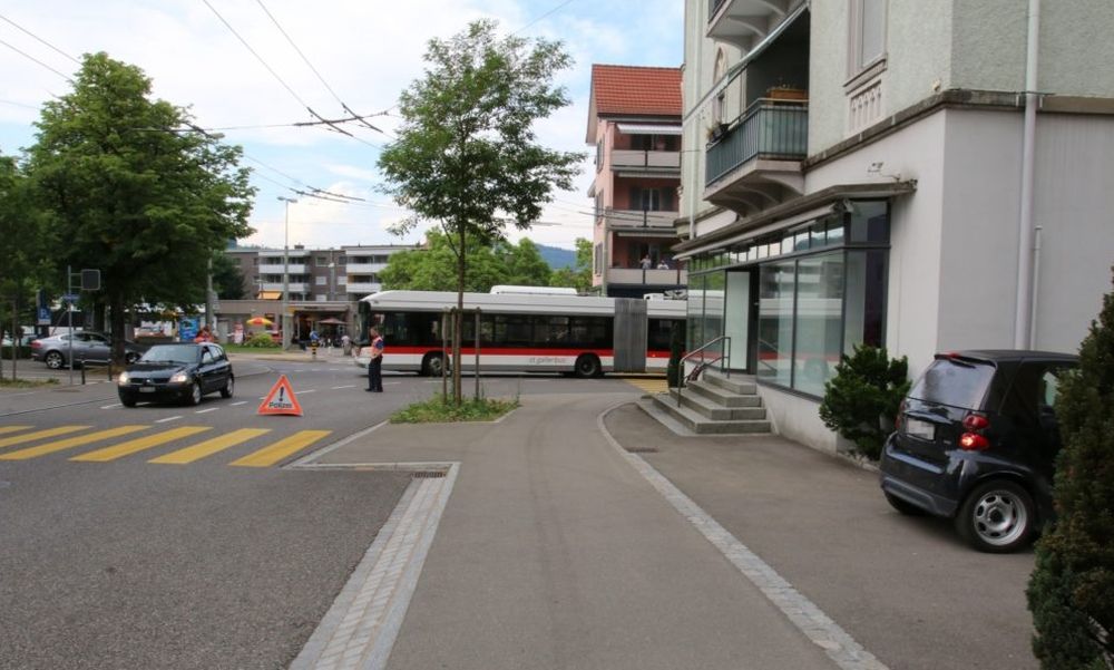 L'enfant s'est engagé sans freiner sur un passage pour piétons orienté dans le prolongement du trottoir.