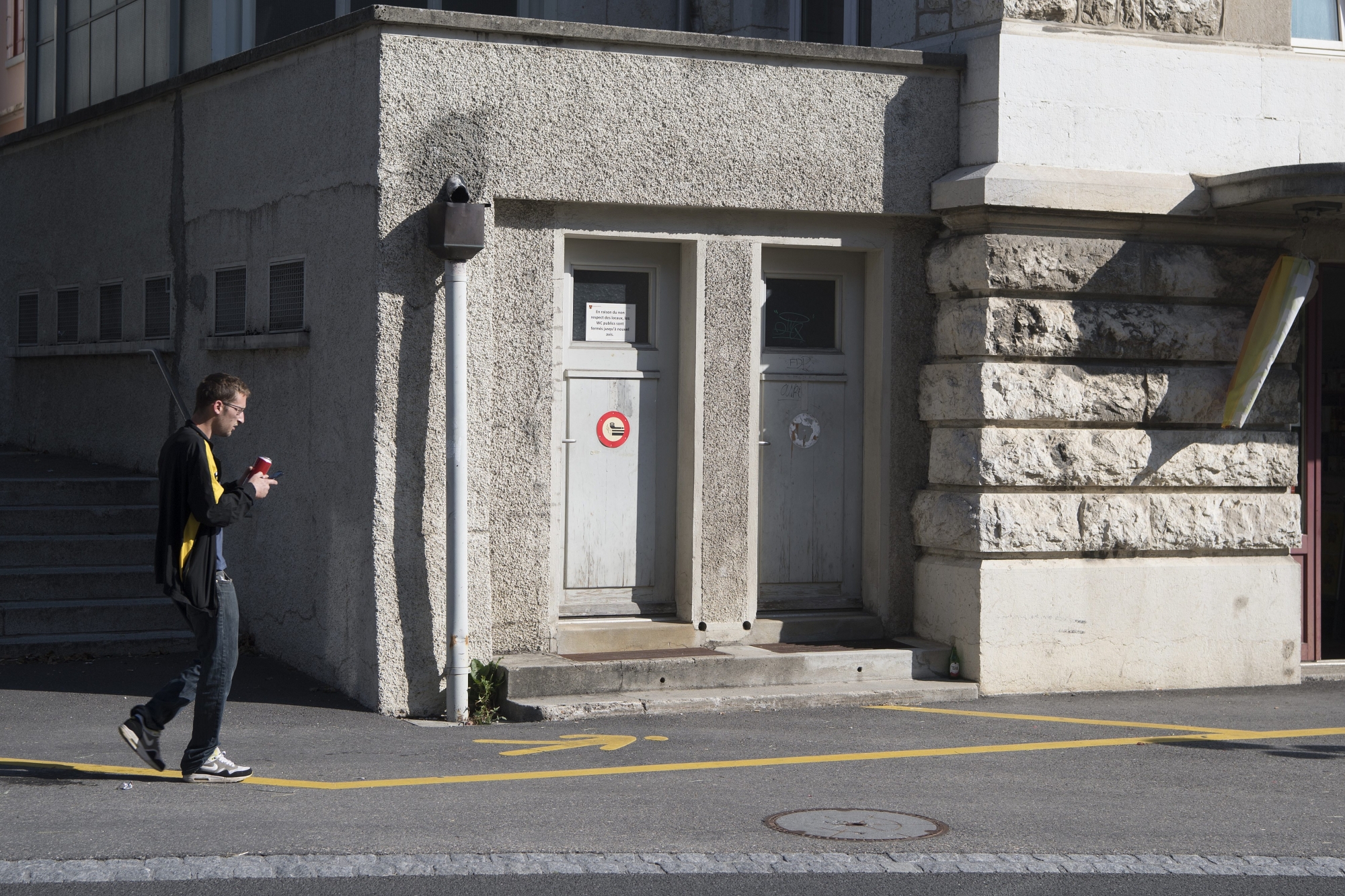 En plus de découvrir des WC très sales, rue Frédéric Soguel à Cernier, les concierges auraient constaté de véritables saccages des locaux.