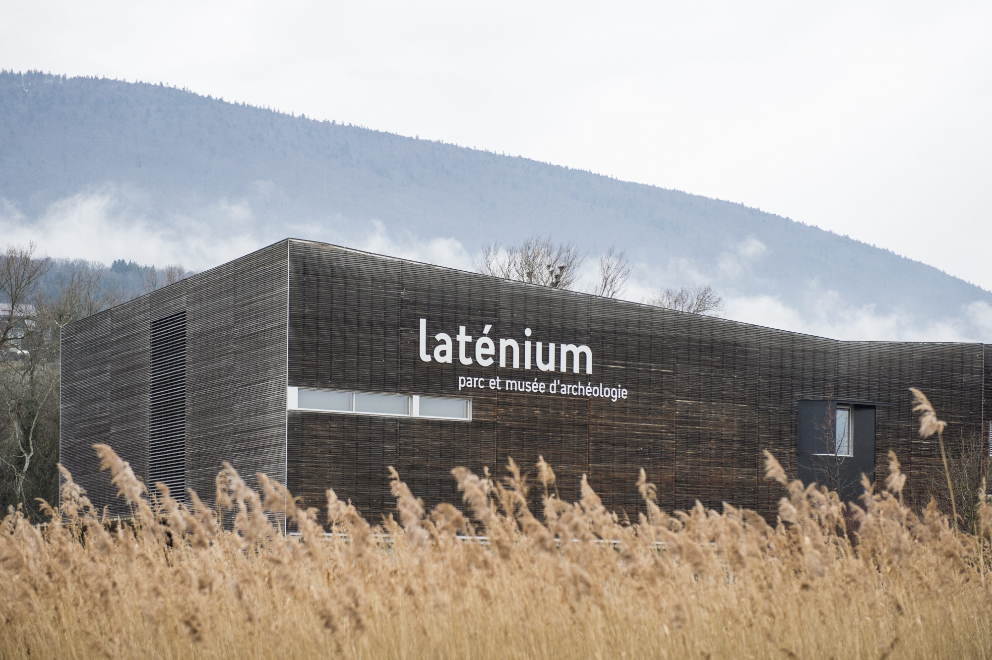 Le Laténium sur son site lacustre d^Hauterive, à l'est de Neuchâtel.