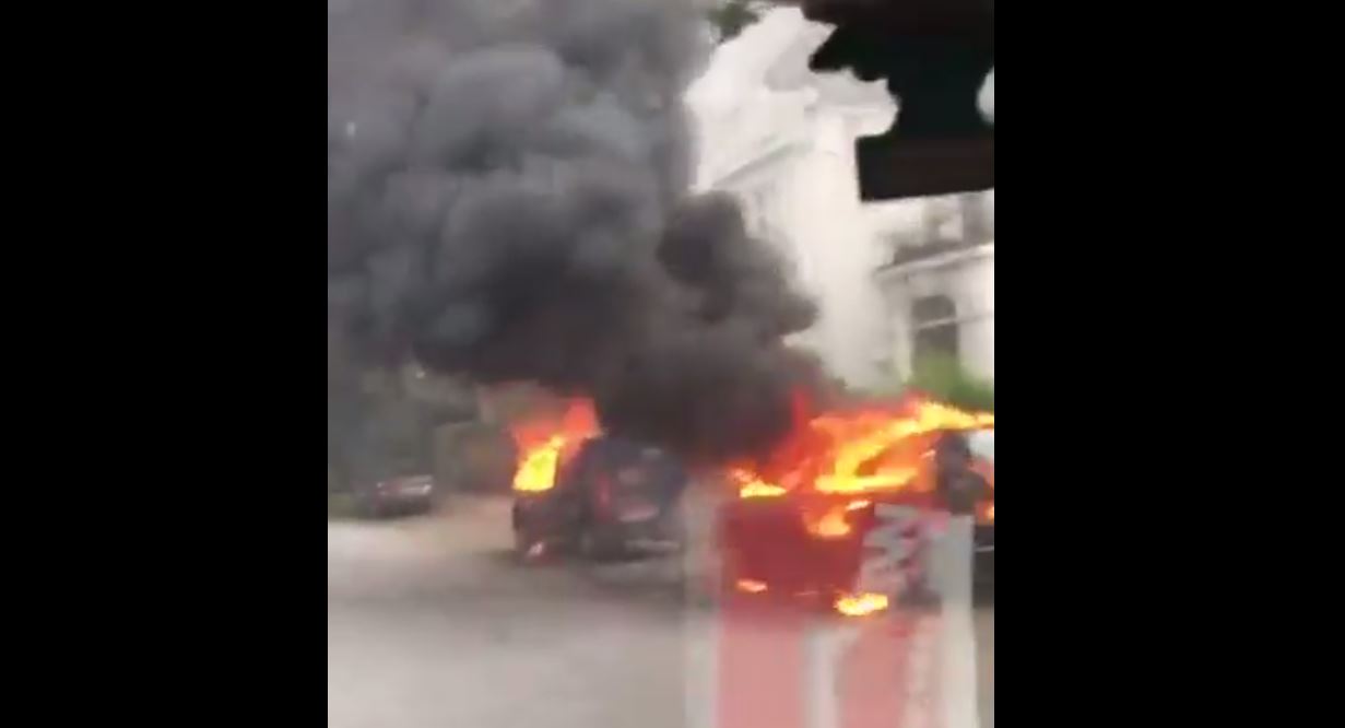 Des voitures de police ont été incendiées.