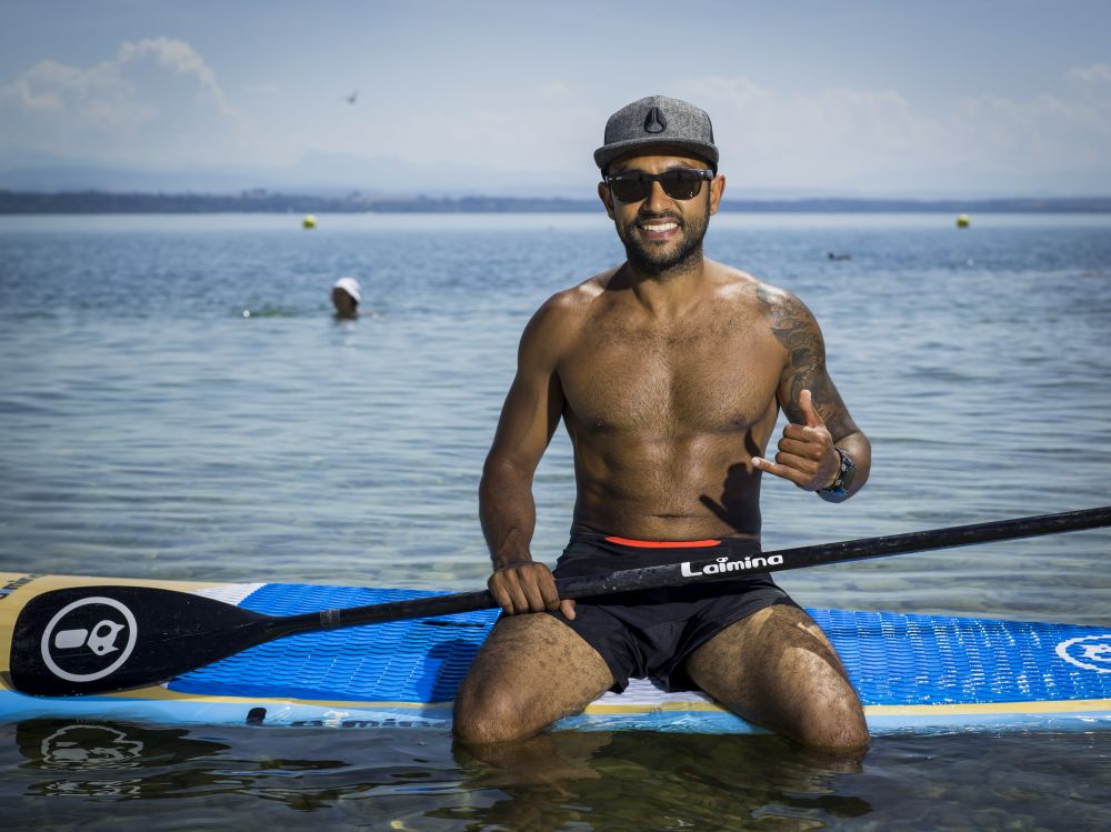 Hicham Laïmina pratique aussi bien le surf que le paddle.