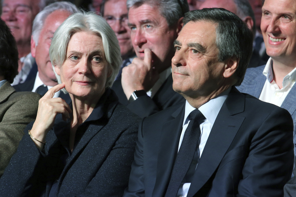 Candidats des Républicains à la présidentielle, François Fillon avait vu sa campagne torpillée par les soupçons d'emploi fictif pesant sur sa femme Pénélope. Macron avait promis d'empêcher que cela ne se reproduise.