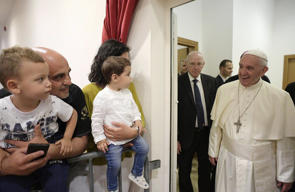 "Je le mettrai sur la porte de mon bureau où je reçois les visiteurs", avait promis le pape en souriant. Mais il a finalement accroché la pancarte à celle de sa résidence.