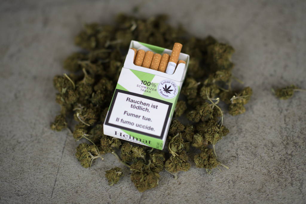 Les cigarettes au cannabis à faible teneur en THC ne sont pas soumises à la loi fédérale sur les stupéfiants. Mais la législation tessinoise est plus restrictive.