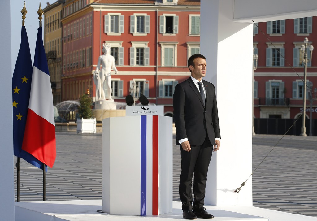 "Ce que veulent nos assaillants, c'est simplement nous voir pleurer, et vous avez répondu par votre dignité", a déclaré Emmanuel Macron.