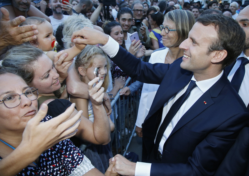 Emmanuel Macron doit faire face à ses premières difficultés politiques. Mais il lui reste toujours 54% d'opinions favorables auprès des Français.