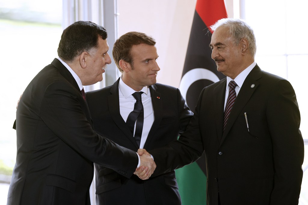 Les deux hommes se sont rencontrés pendant plus d'une heure au château de La Celle-Saint-Cloud en présence d'Emmanuel Macron et de l'émissaire spécial de l'Onu pour la Libye Ghassan Salamé.