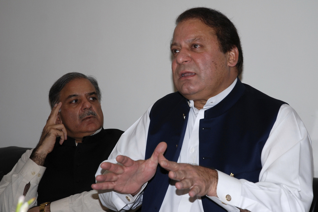 Shahbaz Sharif, à gauche, fait depuis longtemps partie de la scène politique aux côtés de son frère, le Premier ministre destitué.