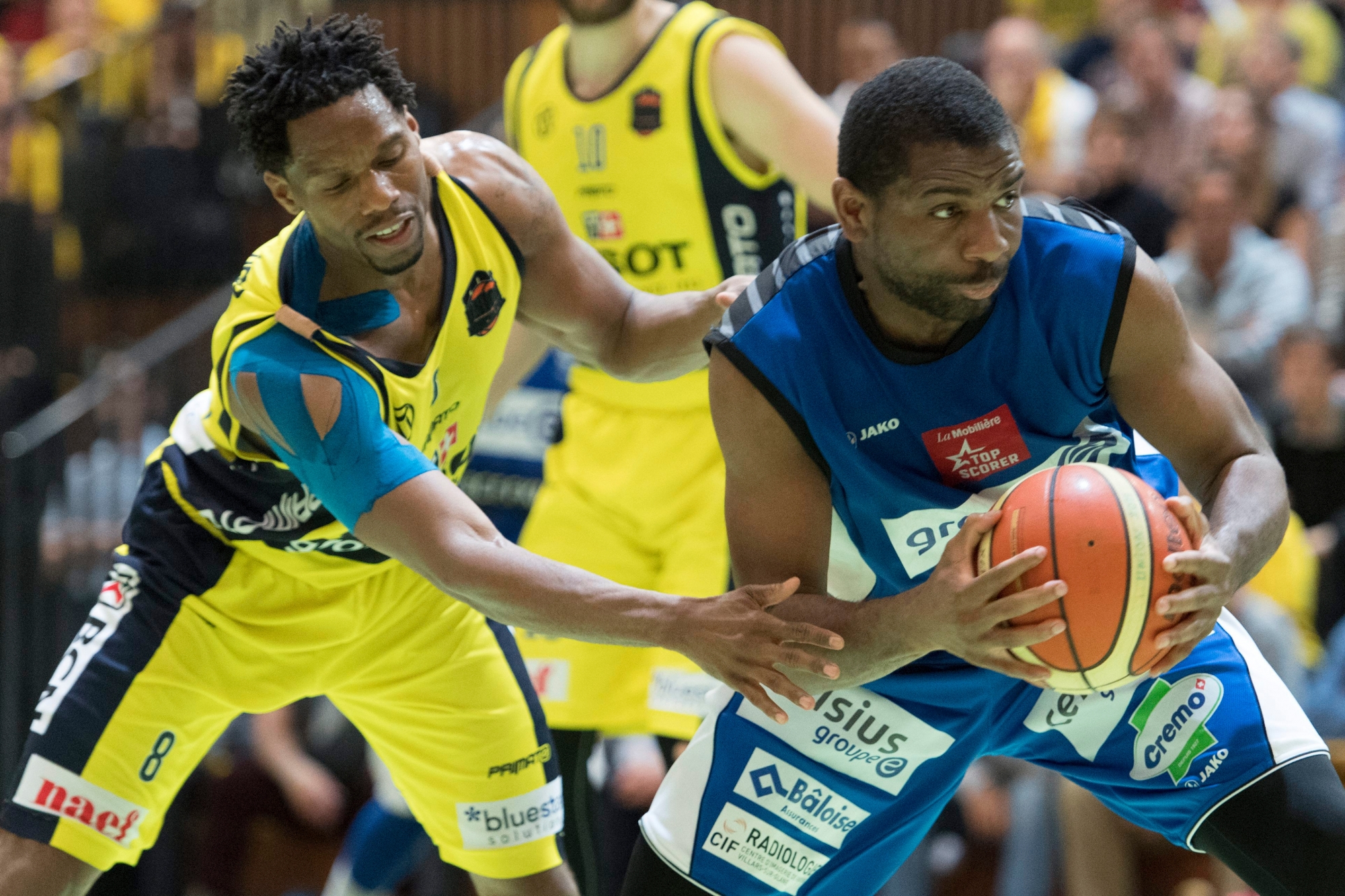 Le joueur neuchatelois Tony Brown, gauche, lutte pour le ballon avec le top scorer fribourgeois Andre Williamson, droite, lors du 4eme match de la finale des play-offs du championnat suisse de basketball LNA entre Union Neuchatel Basket et Fribourg Olympic ce mardi 24 mai 2016 a la de la Riveraine a Neuchatel. (KEYSTONE/Laurent Gillieron) SCHWEIZ BASKETBALL PLAYOFF FINAL NEUCHATEL FRIBOURG