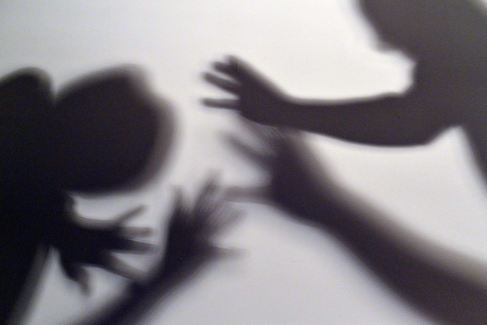 ARCHIV - ILLUSTRATION - Gestelltes Bild zum Thema häusliche Gewalt: Schatten sollen symbolisieren, wie ein Kind versucht, sich am 07.06.2016 in Berlin vor der Gewalt eines Erwachsenen zu schützen. (zu dpa "Gewalt gegen Kinder - ein Überblick" vom 13.07.2017) (KEYSTONE/DPA/A3576/_Maurizio Gambarini) DEUTSCHLAND GEWALT GEGEN KINDER