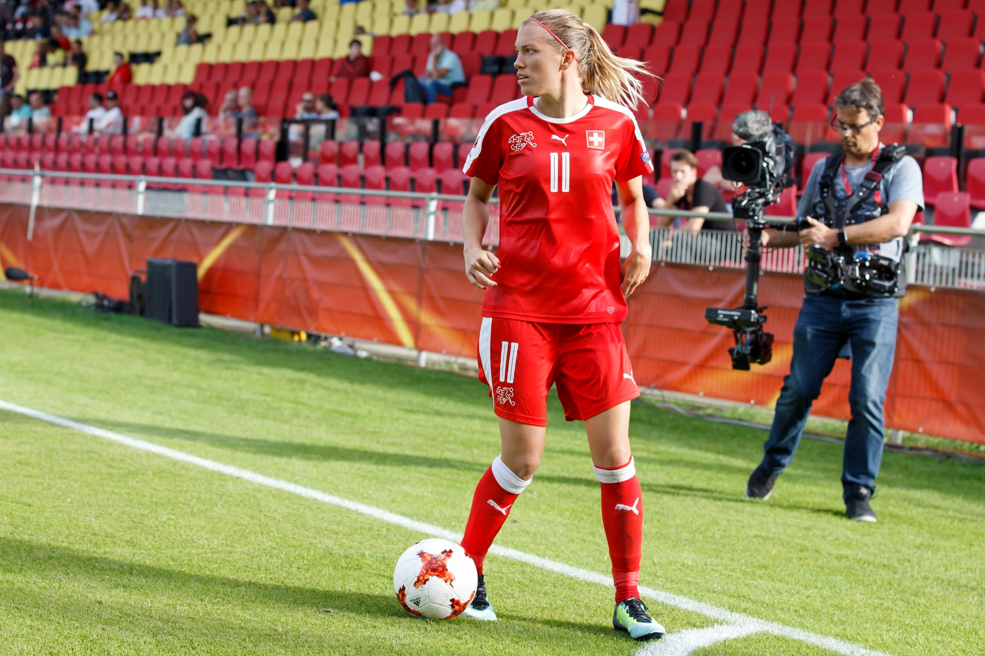 Switzerland's midfielder Lara Dickenmann controls the ball, during the UEFA Women's Euro 2017 group C preliminary round match between Austria and Switzerland, at the De Adelaarshorst stadium, in Deventer, The Netherlands, Tuesday, July 18, 2017. (KEYSTONE/Salvatore Di Nolfi) NETHERLANDS SOCCER WOMEN UEFA EURO 2017 AUS CHE