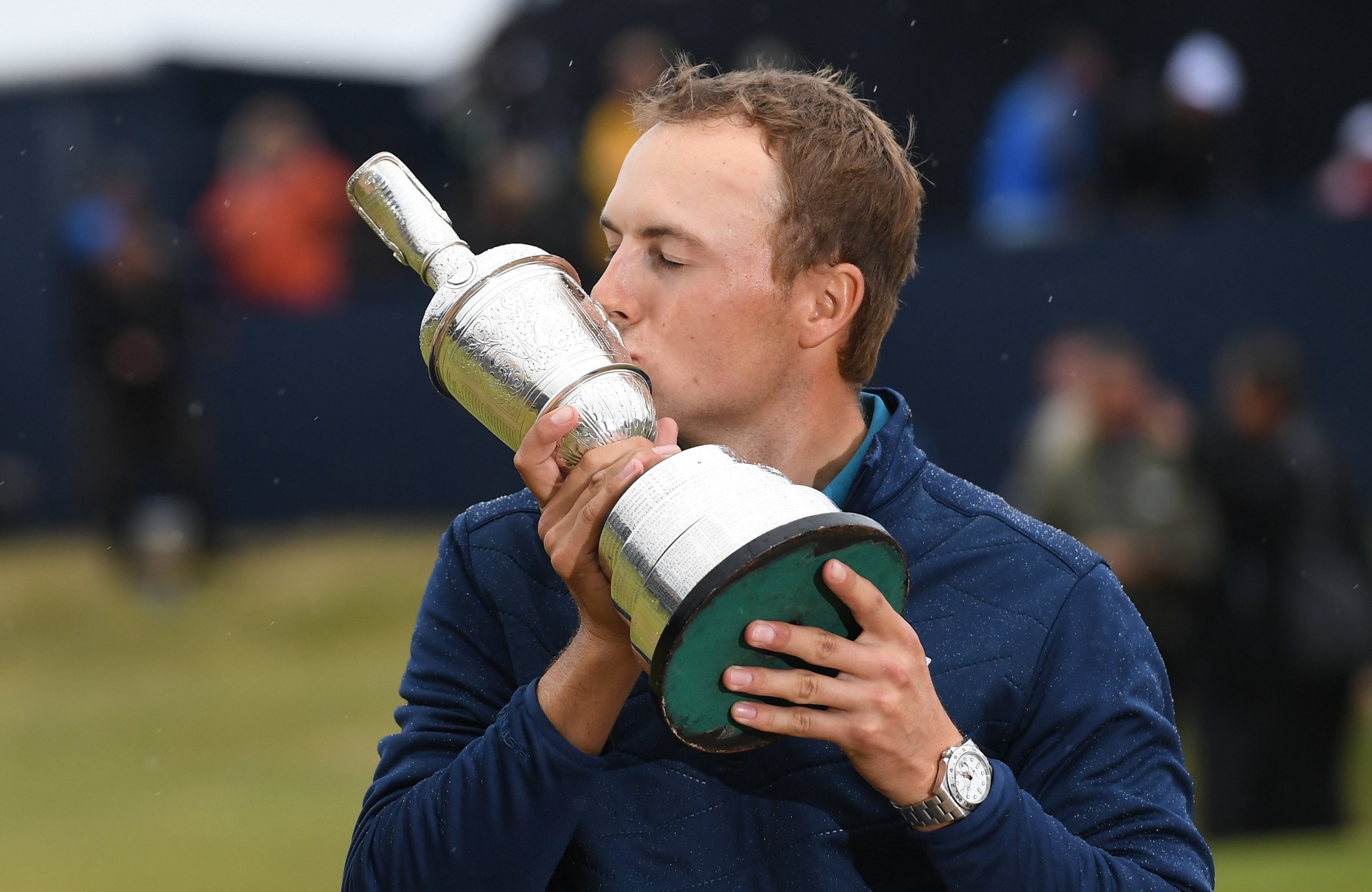 epa06105752 Jordan Spieth of the US kisses the Claret Jug trophy after winning the British Open Golf Championships at Royal Birkdale, Britain, 23 July 2017.  EPA/ANDY RAIN BRITAIN GOLF THE OPEN 2017