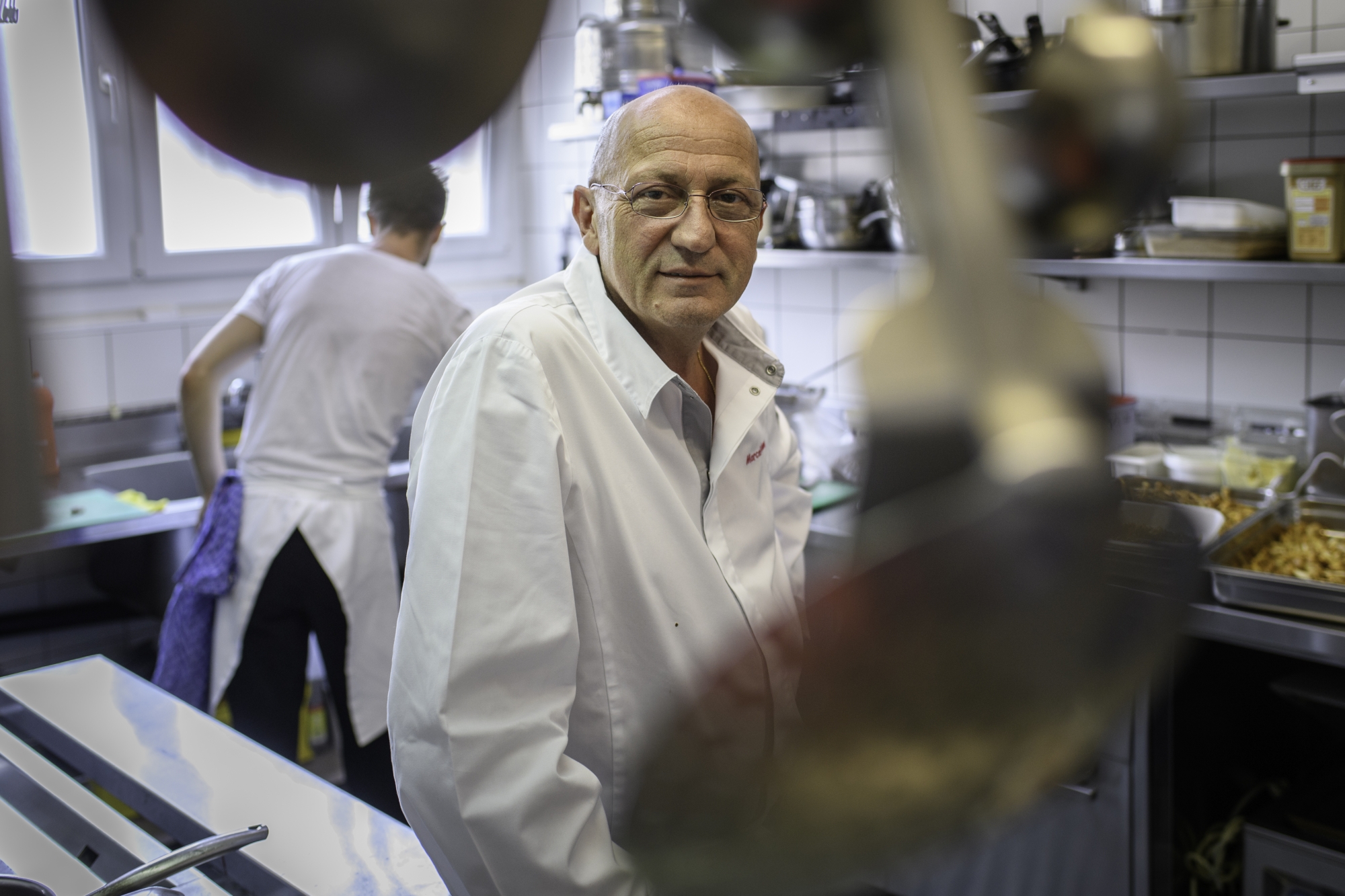 Le chef cuisinier Marcel Conus a repris le restaurant du Platy à Villars-sur-Glane. Ici dans les cuisines à l'heure du coup de feu.
Photo Lib/Alain Wicht, Villars-sur-Glane, 13.06.2017