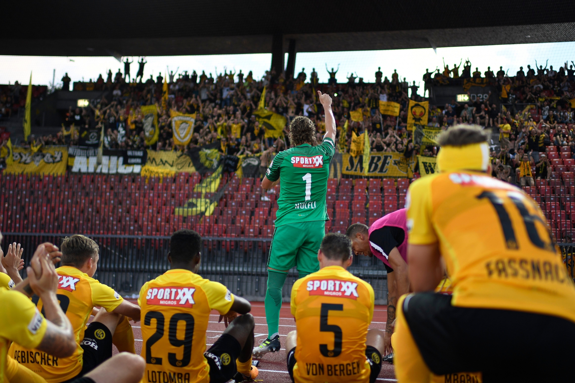 Berner Torhueter Marco Woelfli, Mitte, freut sich mit den Fans und den Spielern ueber den Sieg nach dem Fussball Meisterschaftsspiel der Super League zwischen dem Grasshopper Club Zuerich und den Berner Young Boys im Letzigrund, am Samstag, 29. Juli 2017, in Zuerich. (KEYSTONE/Valeriano Di Domenico) SCHWEIZ FUSSBALL GC YB