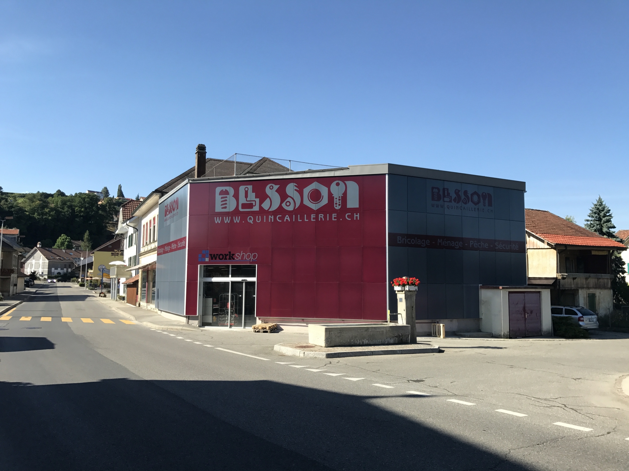 La façade de la quincaillerie Besson, à Salavaux, est entièrement couverte de panneaux solaires. 