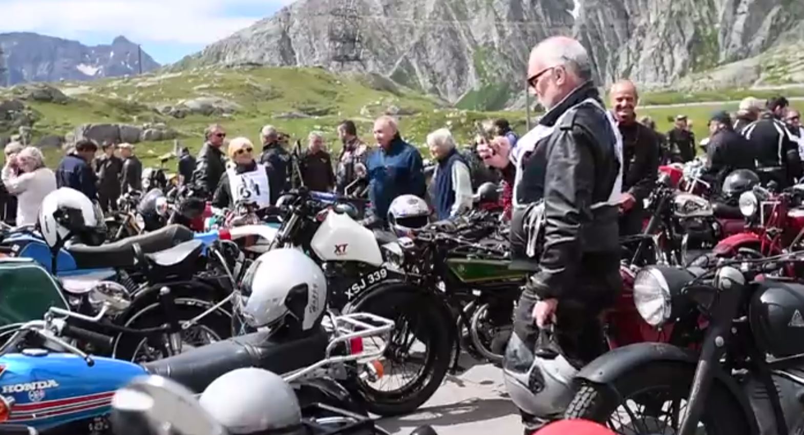 Une centaine de moto anciennes ont franchi dimanche le Gothard à l’occasion de la 35ème rencontre des Oldtimer.