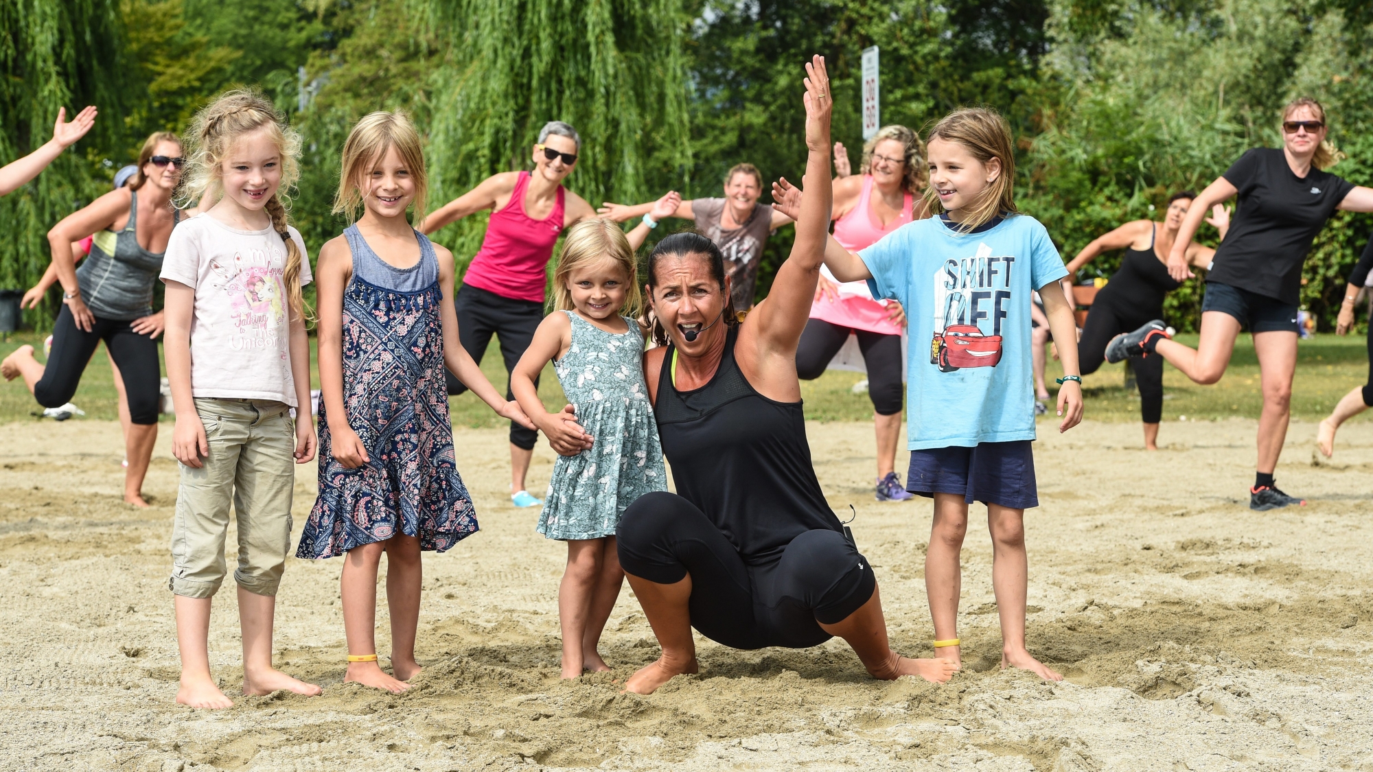 Remise en forme sur la plage de Colombier, avec Marisa Pascale (au centre).