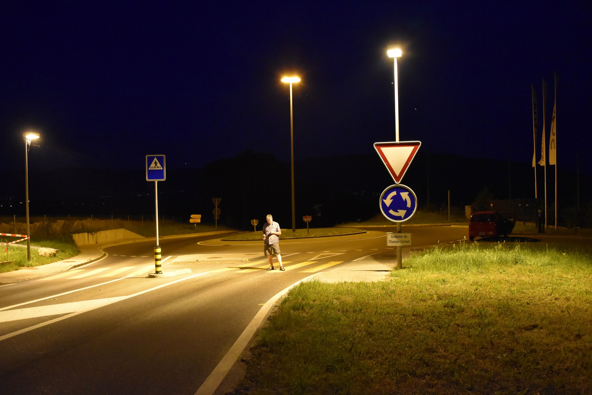 Fin juin, en pleine nuit, le député écologiste Laurent Debrot a mesuré l’intensité lumineuse sur le passage pour piétons situé devant le Service cantonal des automobiles, à Malvilliers.